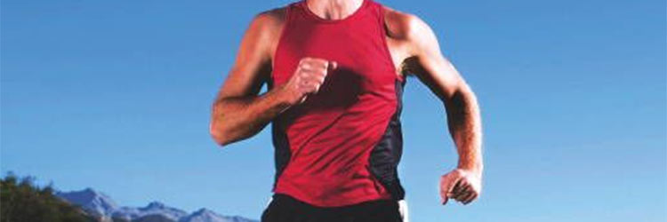 atleta ejercitando la parte superior del cuerpo durante una carrera
