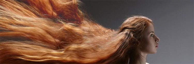 Mujer con pelo largo al viento